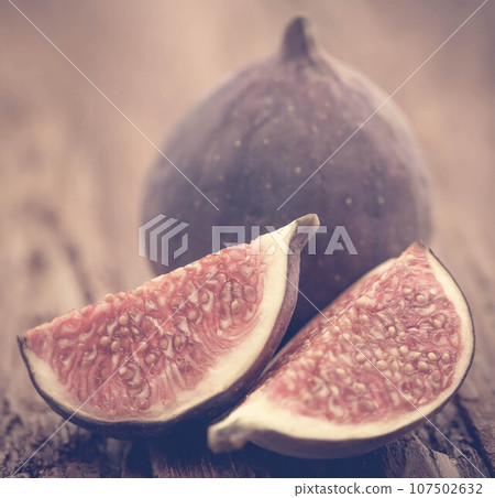 Fresh organic common fig Fresh organic common fig 107502632