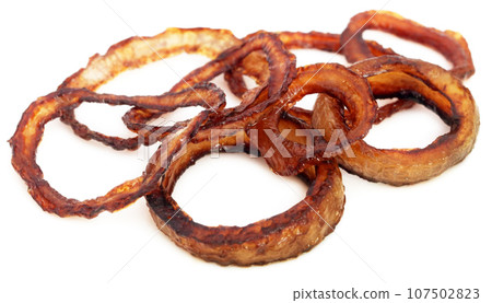 Sliced onion rings 107502823