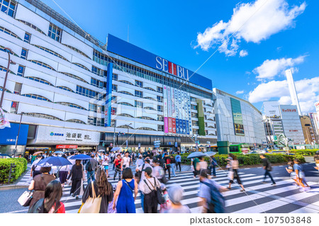 Japan's Tokyo cityscape A ray of hope for tomorrow...The east exit of Ikebukuro Station is filled with blue skies. Escape from the coronavirus and enter an era of shining wisdom = September 18th 107503848