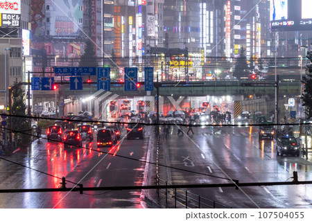 [Tokyo] Neon lights in Kabukicho, Shinjuku's entertainment district in the rain 107504055