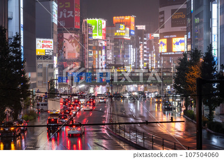 [Tokyo] Neon lights in Kabukicho, Shinjuku's entertainment district in the rain 107504060