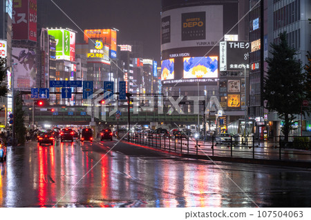 [Tokyo] Neon lights in Kabukicho, Shinjuku's entertainment district in the rain 107504063