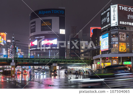 [Tokyo] Neon lights in Kabukicho, Shinjuku's entertainment district in the rain 107504065