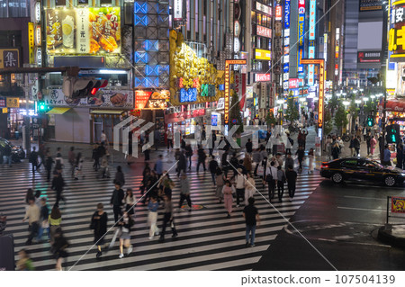 [Tokyo] Rainy Shinjuku Kabukicho/Night entertainment district 107504139