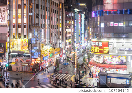 [Tokyo] Rainy Shinjuku Kabukicho/Night entertainment district 107504145