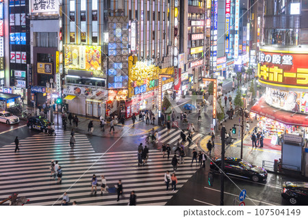 [東京] 下雨天的新宿歌舞伎町/夜間娛樂區 107504149