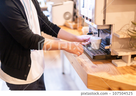 穿著休閒服的商人在酒吧休息，不露面 107504525