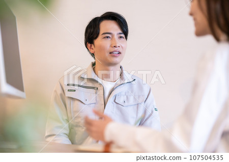 穿著工作服的員工和提供支援的工業醫生 107504535