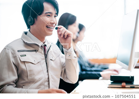 在呼叫中心工作的年輕工程師 在呼叫中心工作的年輕工程師 107504551