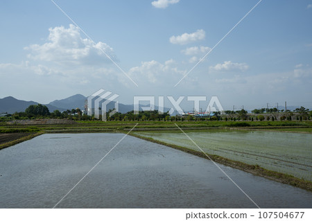 Bicycle path along the Seomjingang River 107504677