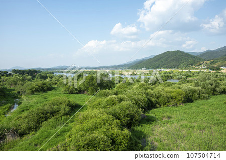 Bicycle path along the Seomjingang River 107504714