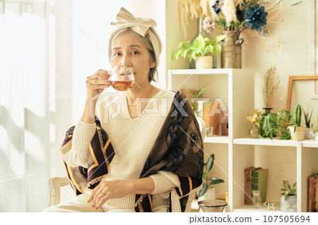 喝下午茶的高級婦女 喝下午茶的高級婦女 107505694