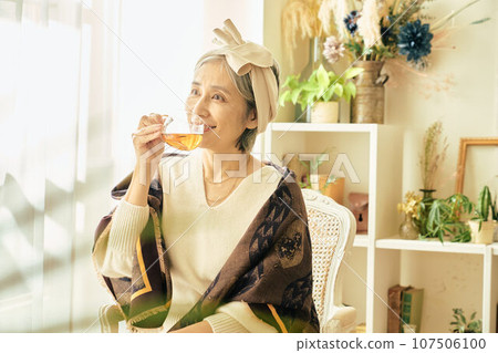 Senior woman drinking tea 107506100