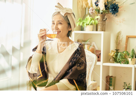 女高管喝茶 107506101