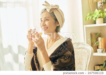 女高管喝茶 女高管喝茶 107506110