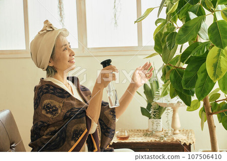 給室內植物澆水的老婦人 107506410