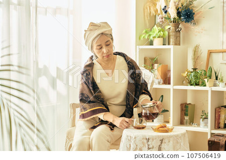 高級婦女喝茶時間 107506419