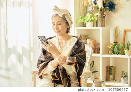 看智慧型手機的資深婦女 看智慧型手機的資深婦女 107506457