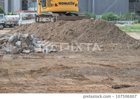 土木工程施工現場的堤防和重型機械 107506807