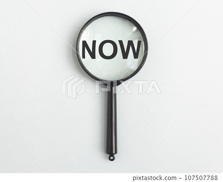 NOW reminder in magnifying glass, lens 107507788