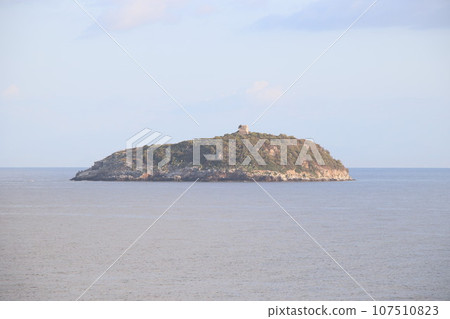 View of the Large Beach of Diamante, in the Background the Island of Cirella, Diamante, District of Cosenza, Calabria, Italy, Europe. 107510823