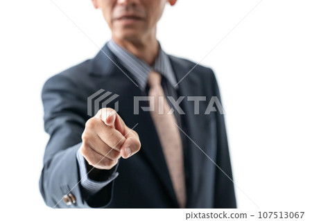 Senior businessman pointing 107513067