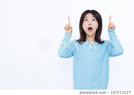 一名 30 多歲的女性驚訝地指著天花板。 107513127