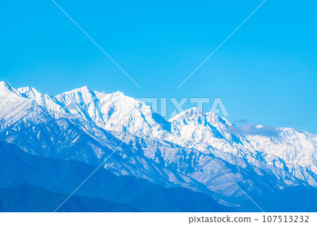 [雲海素材]初冬的北阿爾卑斯山，雲海和藍天[長野縣] 107513232
