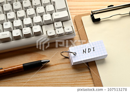 一張桌子，上面有一本寫成 NDI 的單詞書 107513278