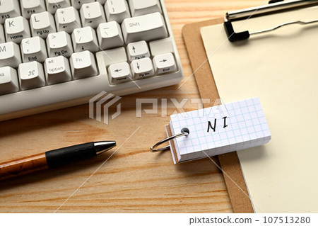 一張桌子上寫著 NI 的字書 一張桌子上寫著 NI 的字書 107513280