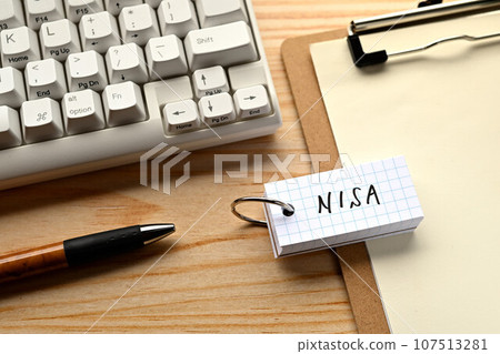 一張桌子上寫著 NISA 的字書 107513281