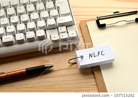 辦公桌上有一本 NLFC 寫的單詞書 辦公桌上有一本 NLFC 寫的單詞書 107513282