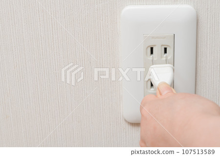 [家庭主婦插上插座] 107513589