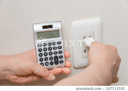 [Housewife imagines saving electricity bill - Calculator edition] 107513591