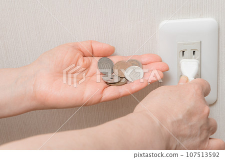 [Housewife imagines saving electricity bill - Small change edition] 107513592
