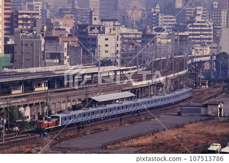 In 1993, Kawasaki Heavy Industries' new 209 series cars were transported from Hyogo Station. 107513786