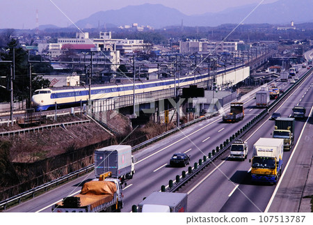1993年瀨田附近運行的0系列新幹線和名神高速公路 107513787