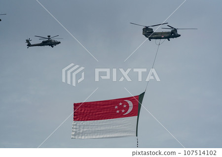 軍用直升機在新加坡獨立日昇起國旗 軍用直升機在新加坡獨立日昇起國旗 107514102
