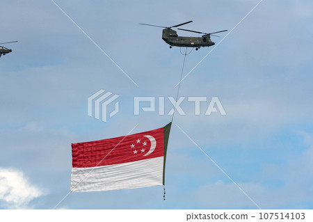 軍用直升機在新加坡獨立日昇起國旗 軍用直升機在新加坡獨立日昇起國旗 107514103