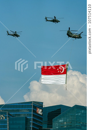 軍用直升機在新加坡獨立日昇起國旗 軍用直升機在新加坡獨立日昇起國旗 107514110