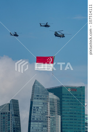 軍用直升機在新加坡獨立日昇起國旗 軍用直升機在新加坡獨立日昇起國旗 107514111