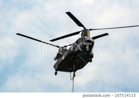 軍用直升機在新加坡獨立日飛行 軍用直升機在新加坡獨立日飛行 107514115