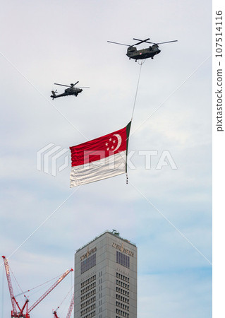 軍用直升機在新加坡獨立日昇起國旗 軍用直升機在新加坡獨立日昇起國旗 107514116