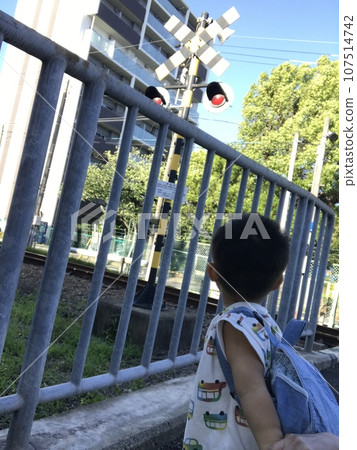 男孩看著鐵路道口 男孩看著鐵路道口 107514742