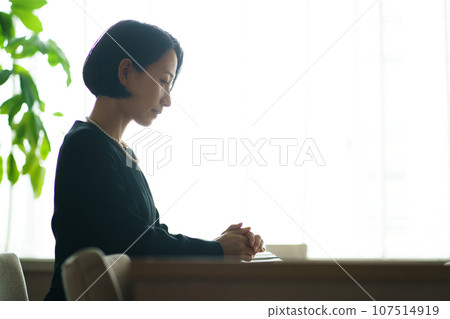 穿著喪服的悲傷女人的照片 107514919