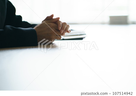 一個穿著喪服的女人的手 107514942
