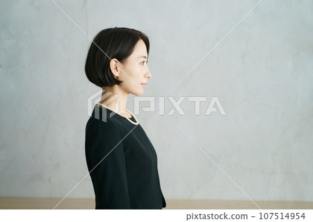 穿著喪服的女人 107514954