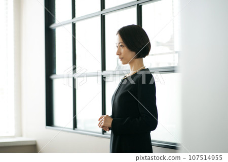 穿著喪服的女人 穿著喪服的女人 107514955