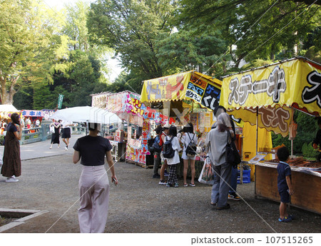 節慶期間,通往神社的道路兩旁擺滿了露天攤位,是一條與平常不同的迷人道路。與朋友一起享受一年一度的節日的照片 節慶期間,通往神社的道路兩旁擺滿了露天攤位,是一條與平常不同的迷人道路。與朋友一起享受一年一度的節日的照片 107515265