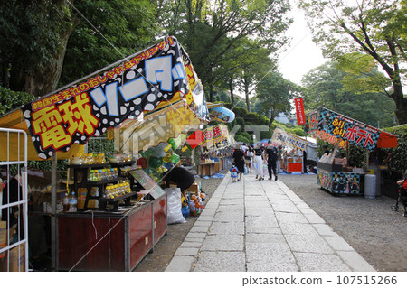 Open-air stalls are lined up during festivals, and the approach path is a different and enchanting path than usual. Take photos of your family enjoying the once-a-year festival 107515266